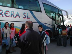 Los alumnos del IES permanecieron sin subir al autobús a la espera de uno de más plazas 